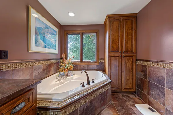 $750,000 | 60639 211th Street, Eagle Lake, MN 56024