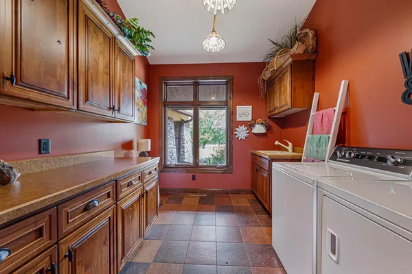 $750,000 | 60639 211th Street, Eagle Lake, MN 56024