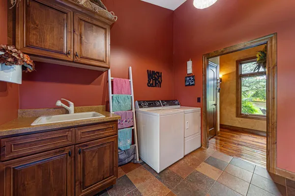 $750,000 | 60639 211th Street, Eagle Lake, MN 56024