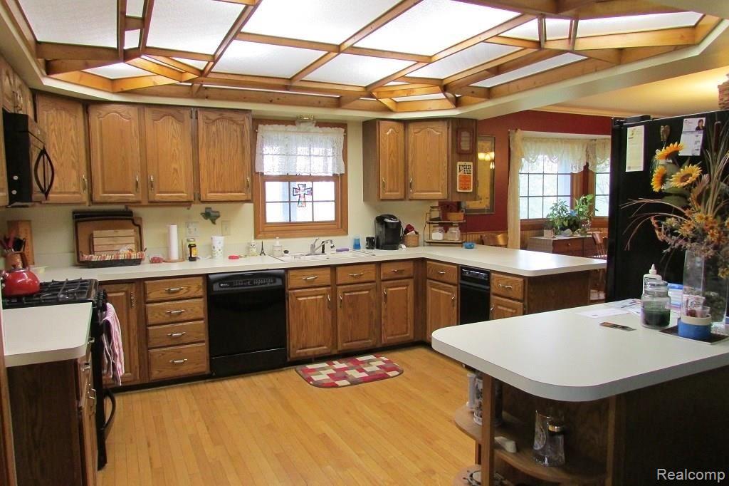 2846 Fenton Road Hartland, MI 48353 - Photo 10 of 33 Large Country Kitchen