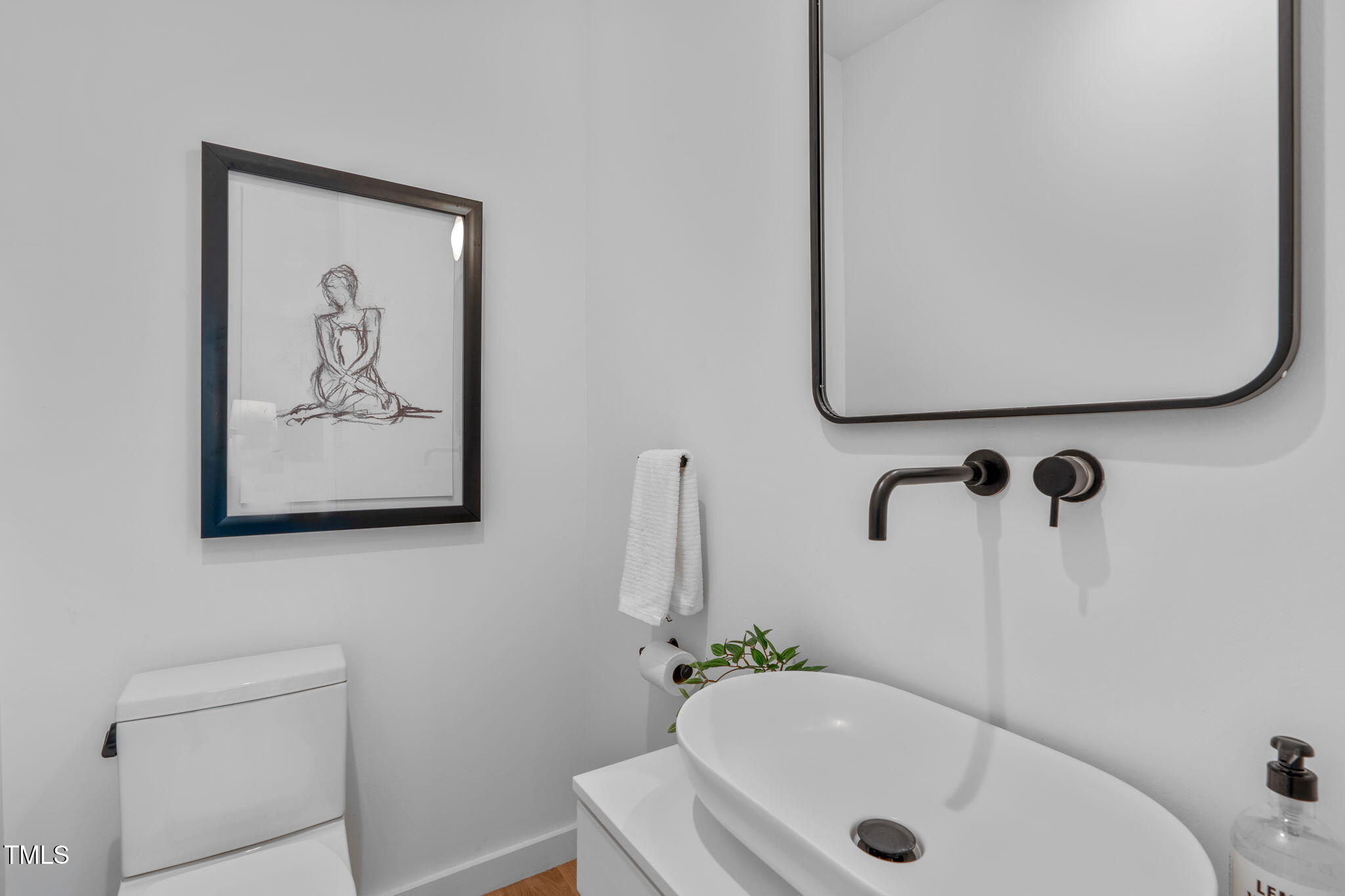 501 South Bloodworth Street, Unit 101 Raleigh, NC 27601 - Photo 38 of 55 a bathroom with a tub