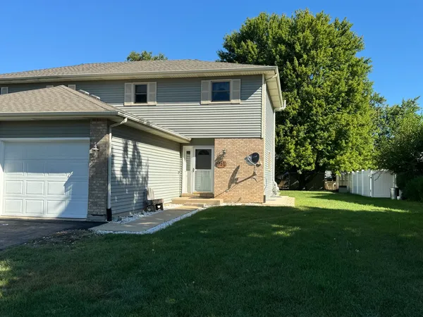 $2,200 | 405 East Elm Street, Unit B, Yorkville, IL 60560