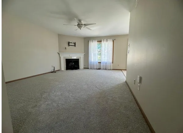 $2,200 | 405 East Elm Street, Unit B, Yorkville, IL 60560