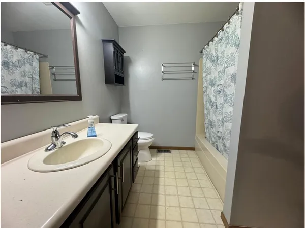 $2,200 | 405 East Elm Street, Unit B, Yorkville, IL 60560