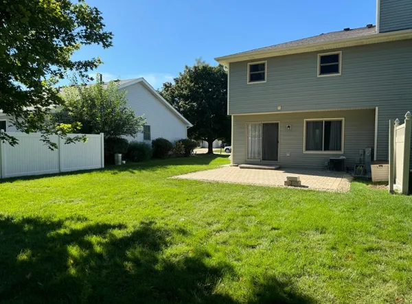 $2,200 | 405 East Elm Street, Unit B, Yorkville, IL 60560