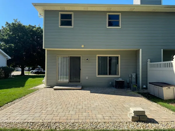 $2,200 | 405 East Elm Street, Unit B, Yorkville, IL 60560
