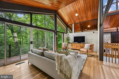 $1,995,000 | 6620 Fernwood Court, Bethesda, MD 20817