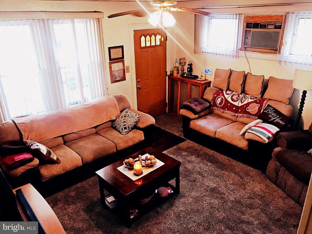 633 Baily Road Lansdowne, PA 19050 - Photo 2 of 23 Relaxing living room