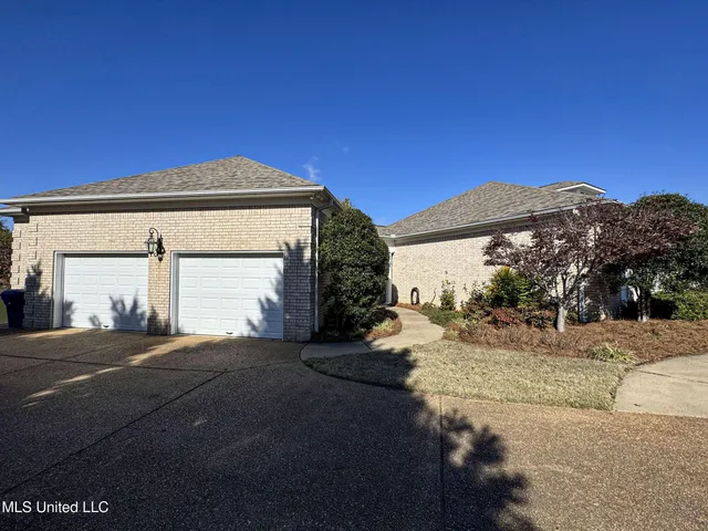 $435,000 | 114 Sherwood Cove, Batesville, MS 38606
