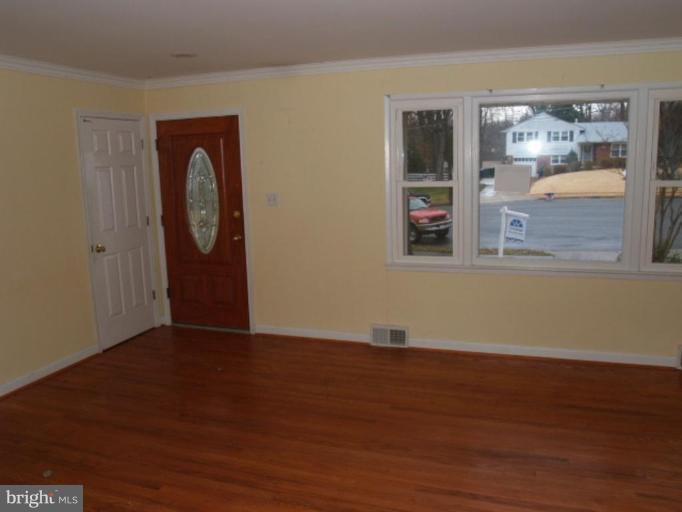 5955 Joffa Place Springfield, VA 22150 - Photo 4 of 11 Living Room