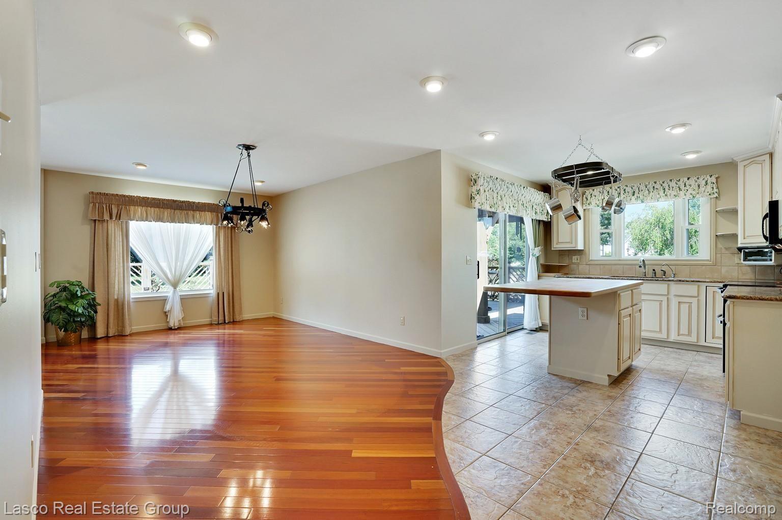 8467 Bergin Road Howell, MI 48843 - Photo 4 of 31 dsc07391-dsc07393.jpg
