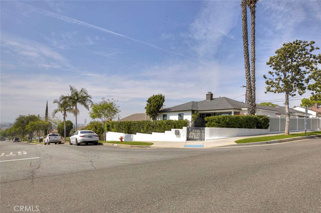 749 Stanford Road Burbank, CA 91504 - Photo 1 of 38