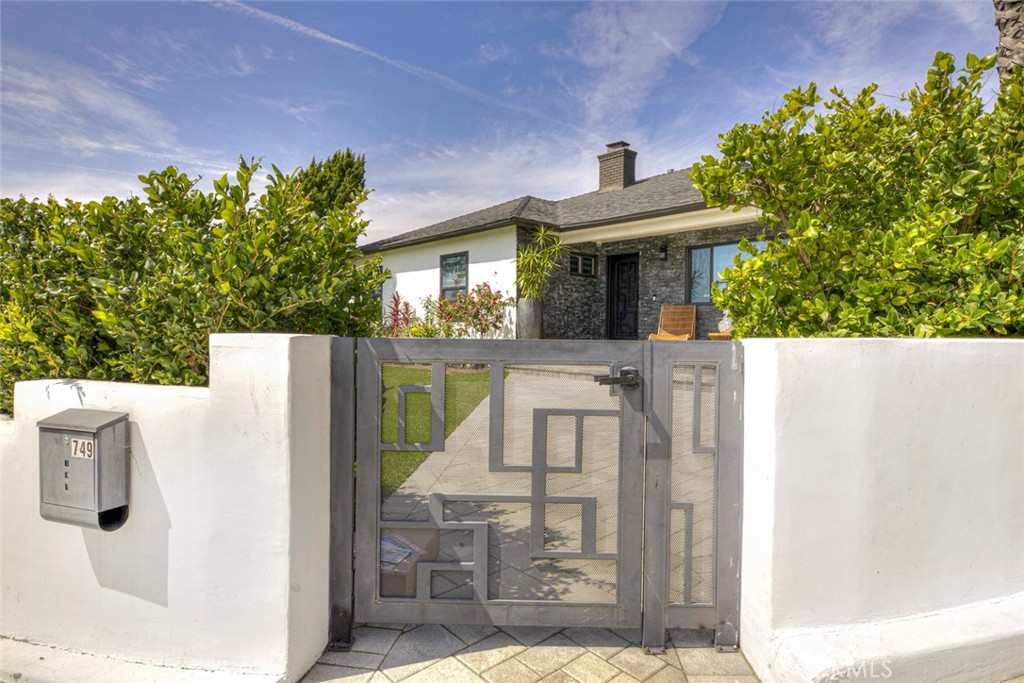 749 Stanford Road Burbank, CA 91504 - Photo 2 of 38