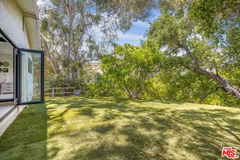 a view of yard with green space