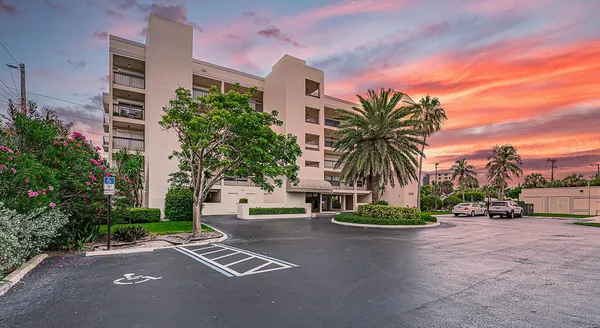 $4,000 | 1055 Ocean Drive, Unit 202, Juno Beach, FL 33408