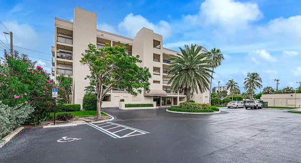 $4,000 | 1055 Ocean Drive, Unit 202, Juno Beach, FL 33408
