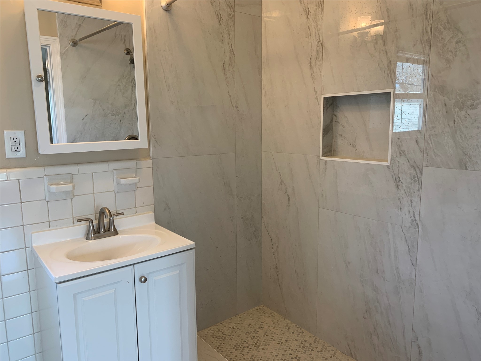 307 Avondale Street, Unit 1 5 Houston, TX 77006 - Photo 14 of 20 a bathroom with a sink and mirror