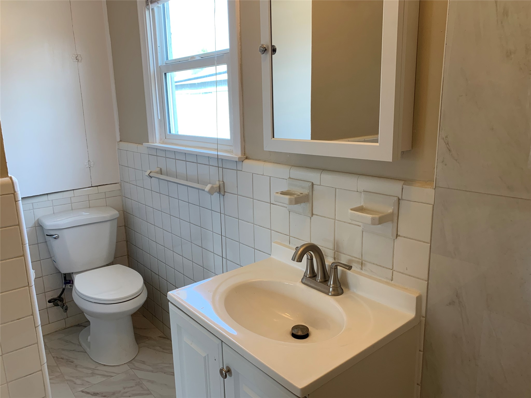 307 Avondale Street, Unit 1 5 Houston, TX 77006 - Photo 17 of 20 a bathroom with a sink toilet and a mirror