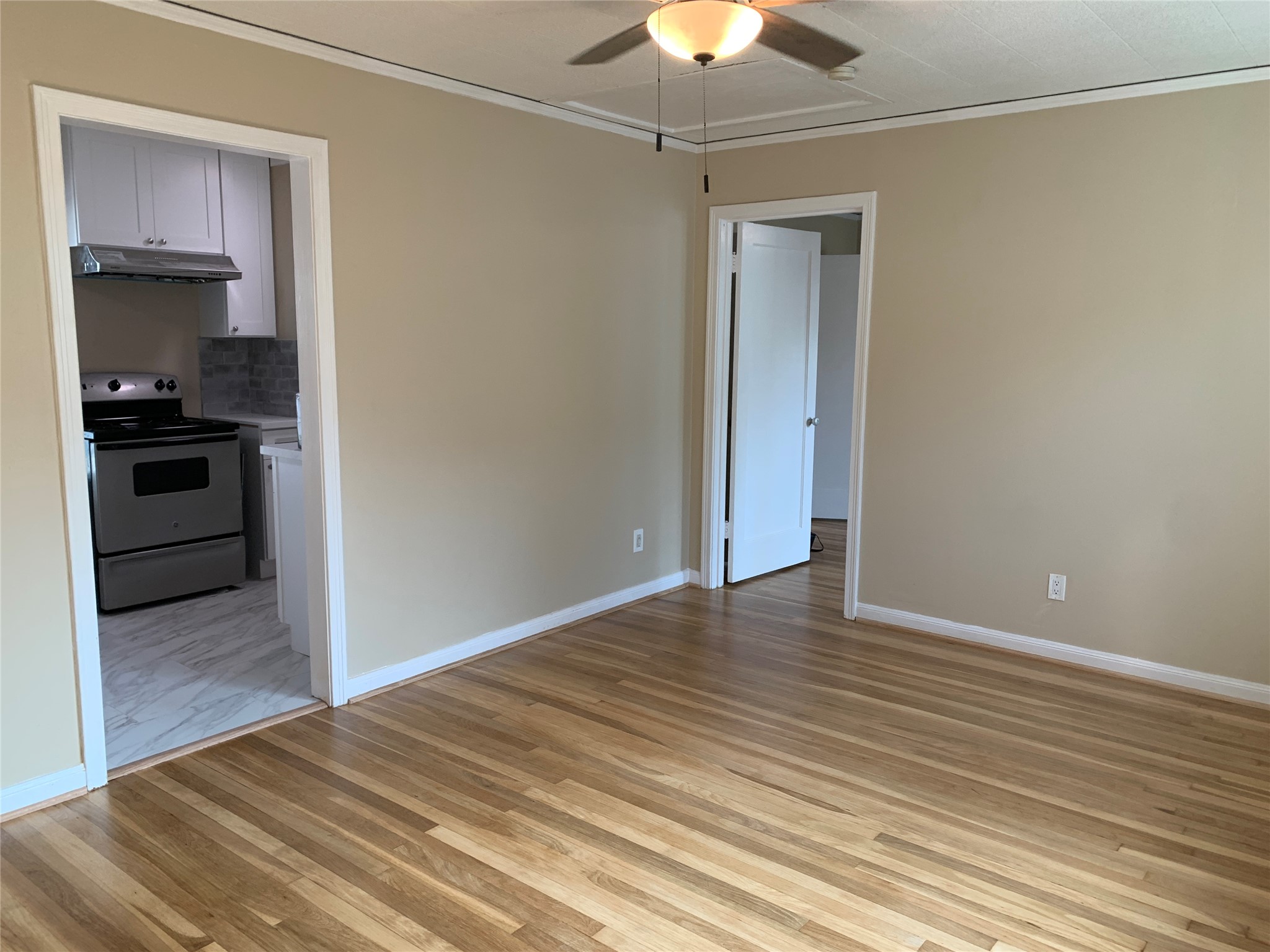307 Avondale Street, Unit 1 5 Houston, TX 77006 - Photo 6 of 20 a view of a livingroom with a chandelier fan and wooden floor