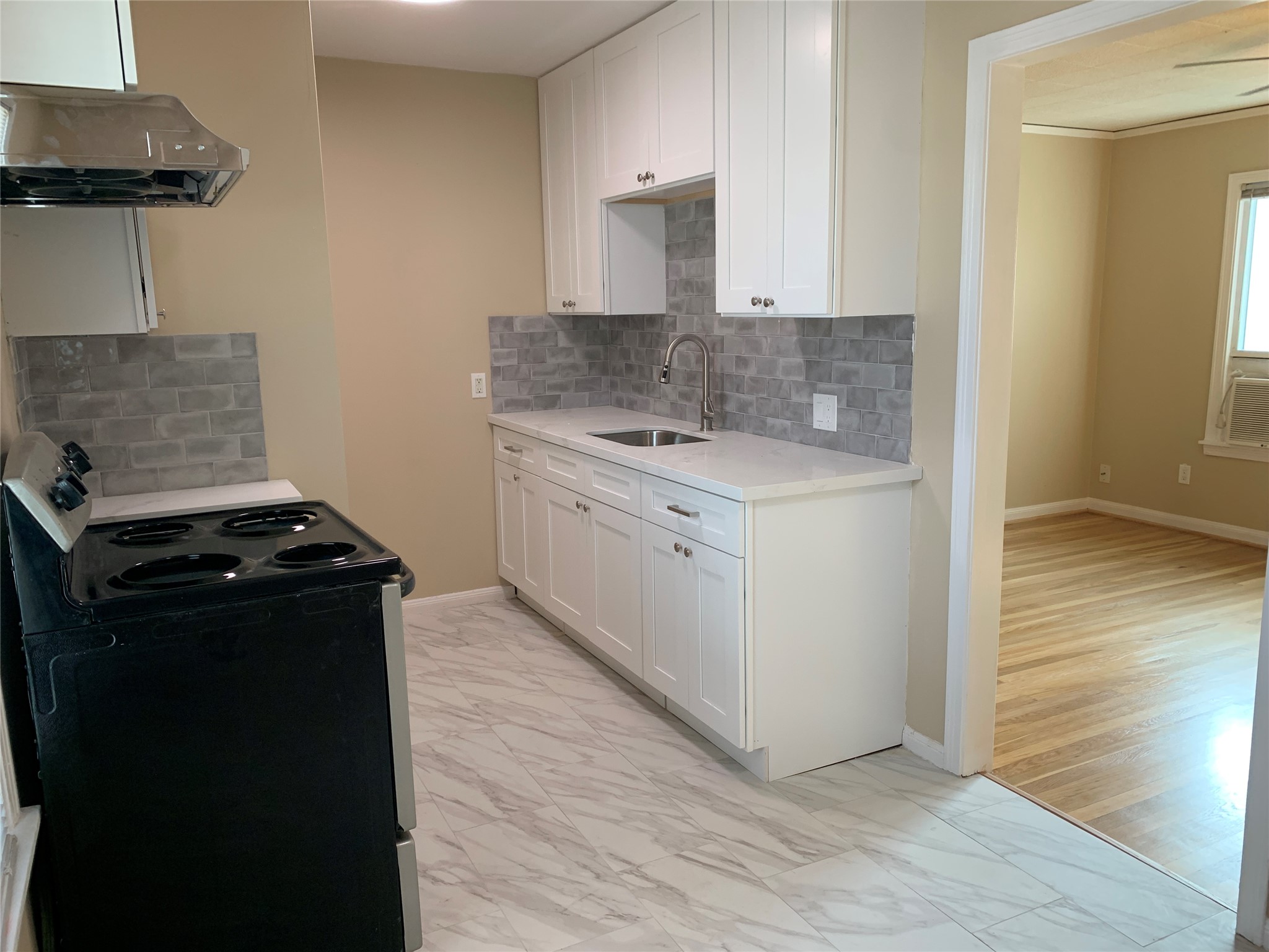307 Avondale Street, Unit 1 5 Houston, TX 77006 - Photo 8 of 20 a kitchen with a stove and a refrigerator