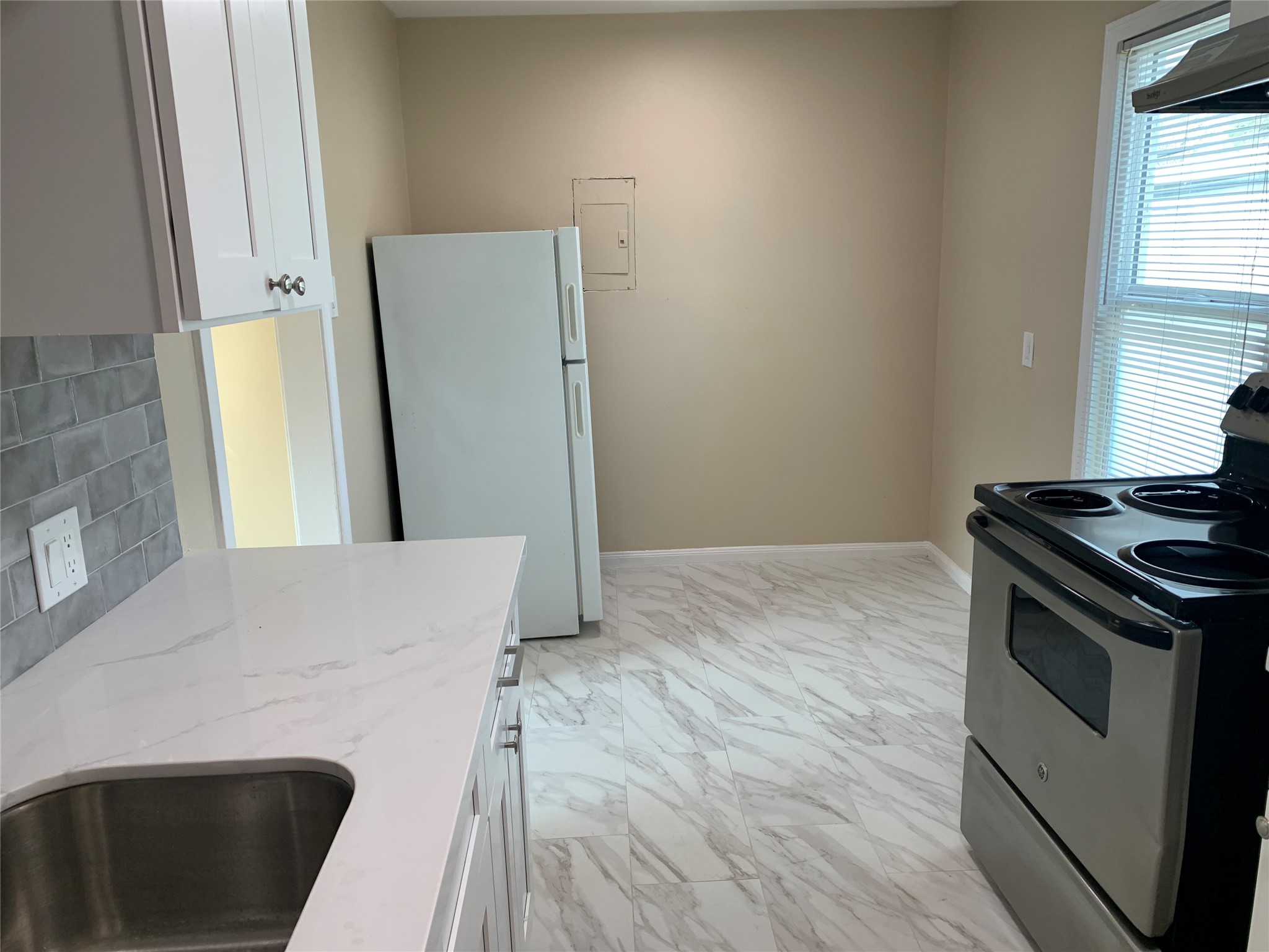 307 Avondale Street, Unit 1 5 Houston, TX 77006 - Photo 10 of 20 a kitchen with a stove a refrigerator and a window