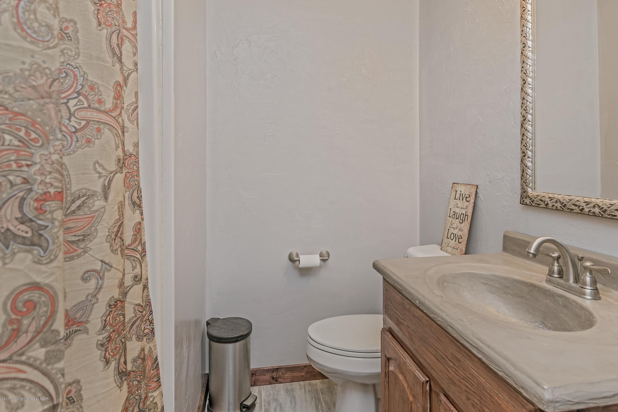 4803 Southwest 15th Avenue Amarillo, TX 79106 - Photo 12 of 18 012_Hall Bathroom_