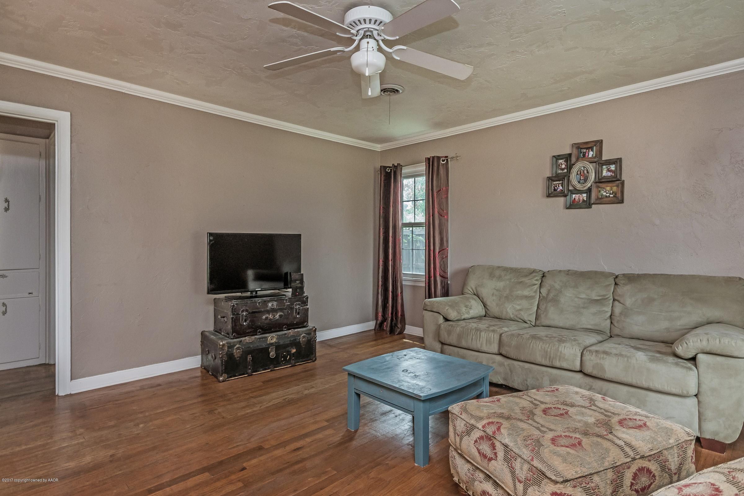 4803 Southwest 15th Avenue Amarillo, TX 79106 - Photo 2 of 18 002_Living Room_