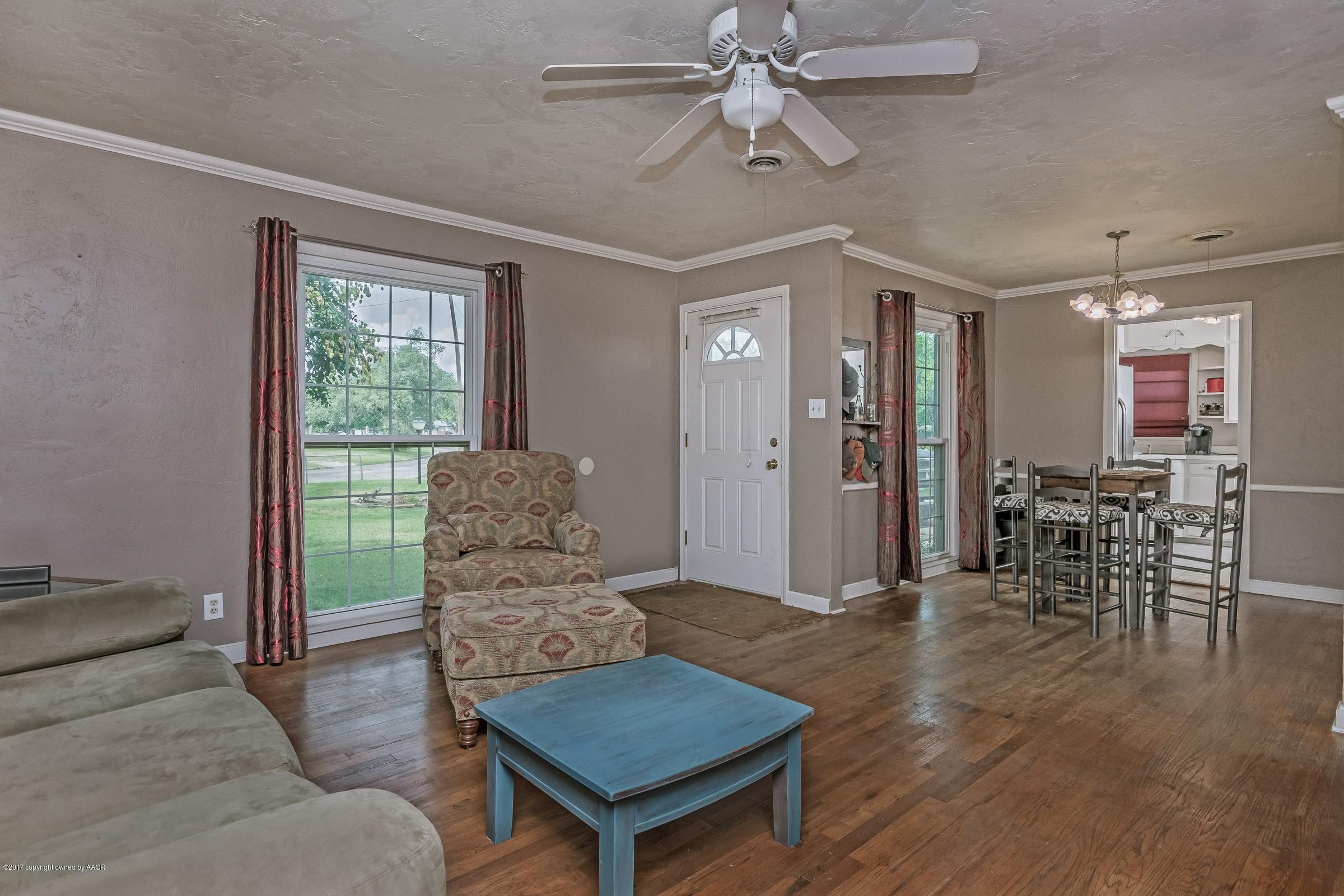 4803 Southwest 15th Avenue Amarillo, TX 79106 - Photo 4 of 18 004_Living Room_-3