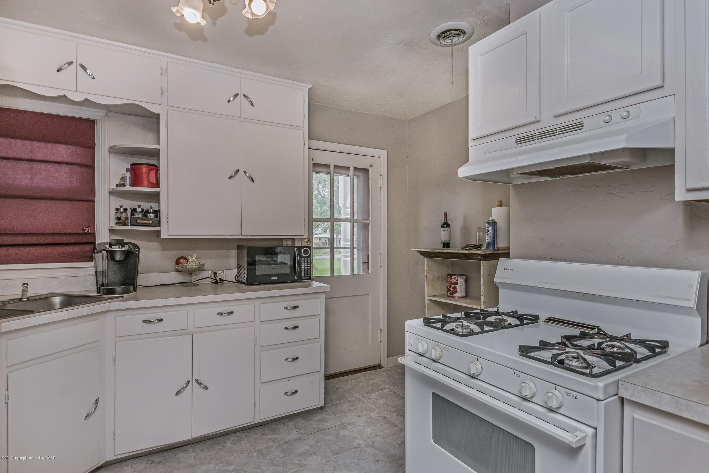 4803 Southwest 15th Avenue Amarillo, TX 79106 - Photo 8 of 18 008_Kitchen_-3
