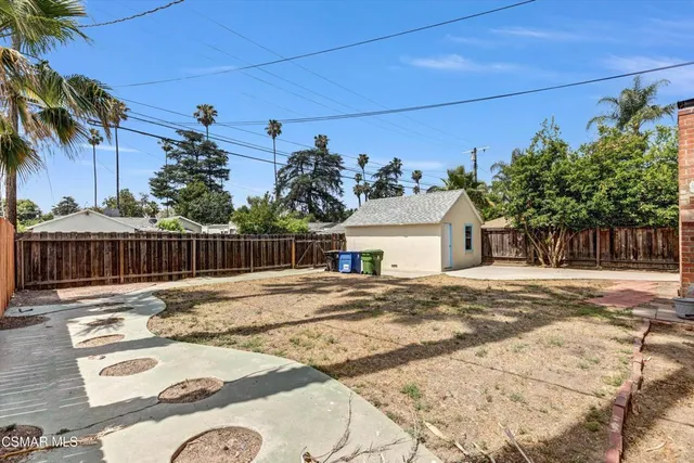 a view of a backyard