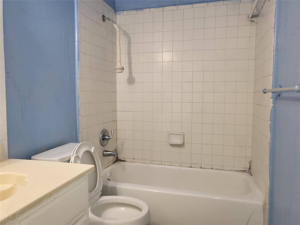 3320 Green Ridge Street Fort Worth, TX 76133 - Photo 10 of 24 Full Bath