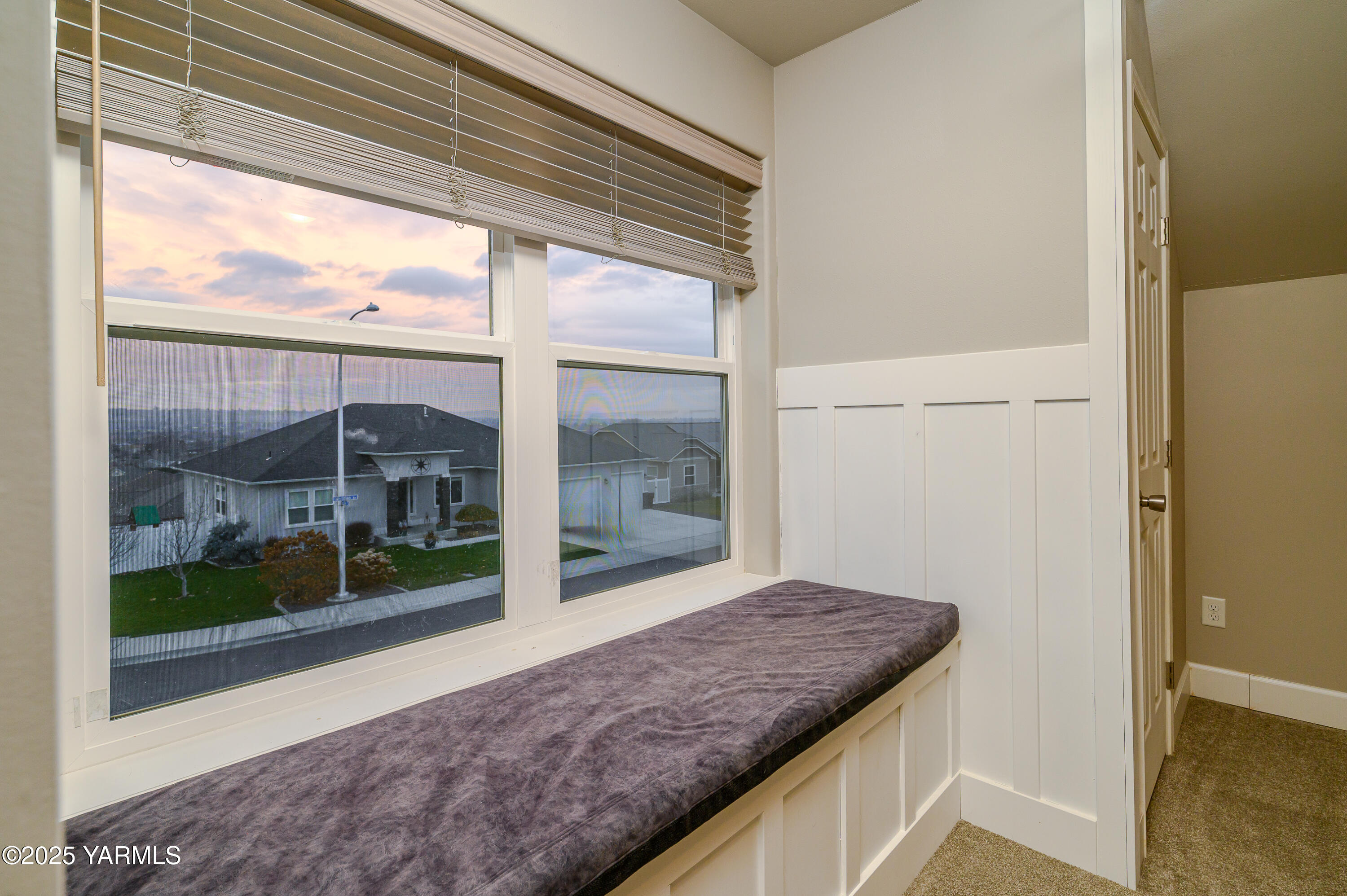 7310 Whitman Avenue Yakima, WA 98903 - Photo 25 of 31 a living room with a granite countertop window and a glass door