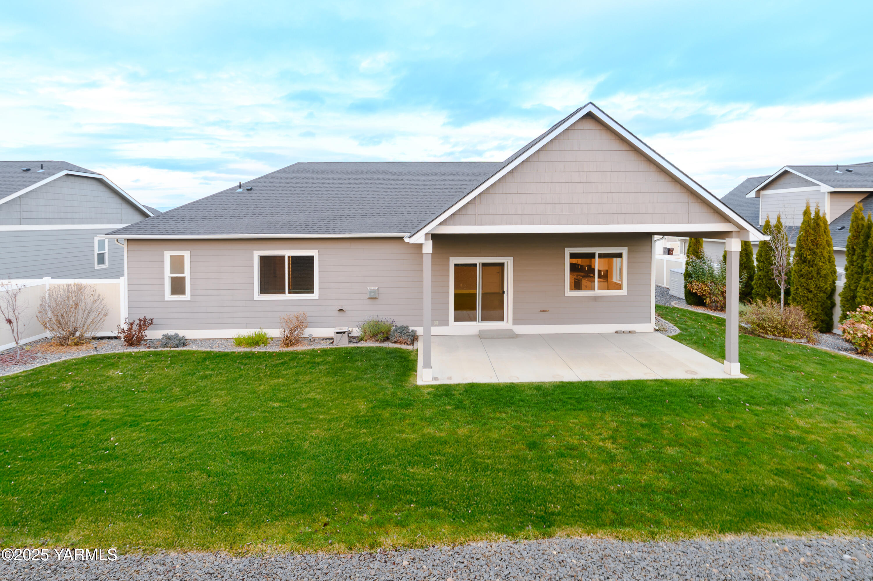 7310 Whitman Avenue Yakima, WA 98903 - Photo 29 of 31 a front view of house with yard and green space