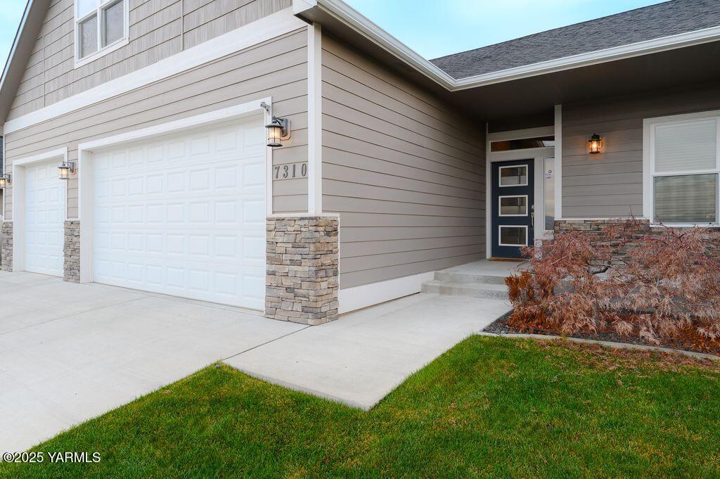 7310 Whitman Avenue Yakima, WA 98903 - Photo 4 of 31 a view of outdoor space and yard