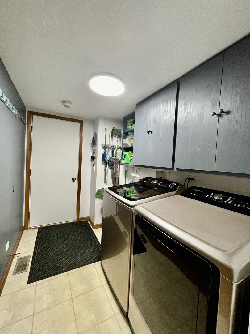 2048 Norwich Drive Bartlett, IL 60103 - Photo 22 of 25 a kitchen that has a sink a stove and cabinets