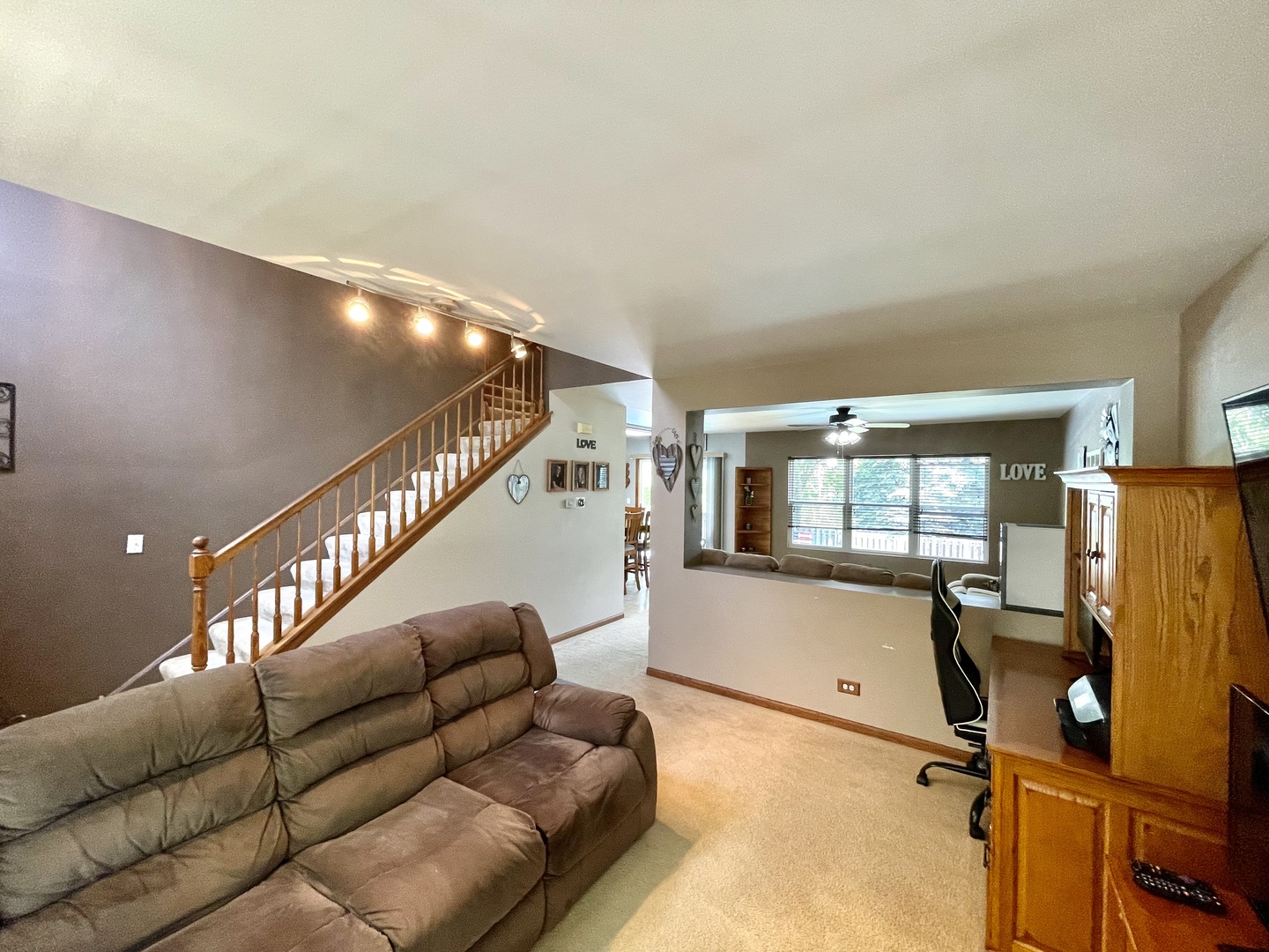 2048 Norwich Drive Bartlett, IL 60103 - Photo 5 of 25 a living room with furniture gym equipment and windows