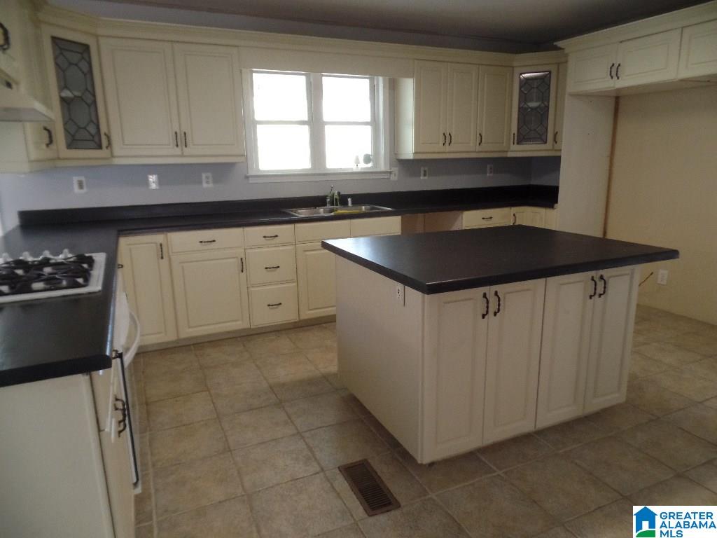230 Maxwell Road Southeast Bessemer, AL 35022 - Photo 4 of 15