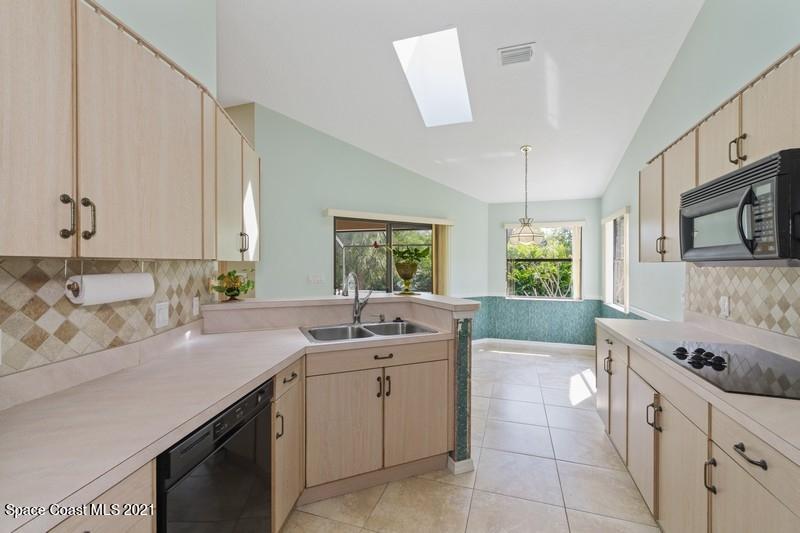 3365 Holly Springs Road Melbourne, FL 32934 - Photo 5 of 16 Kitchen
