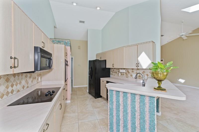 3365 Holly Springs Road Melbourne, FL 32934 - Photo 6 of 16 Kitchen