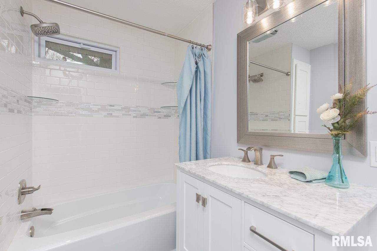 2218 Lincoln Road Bettendorf, IA 52722 - Photo 14 of 19 Gallery Image 14