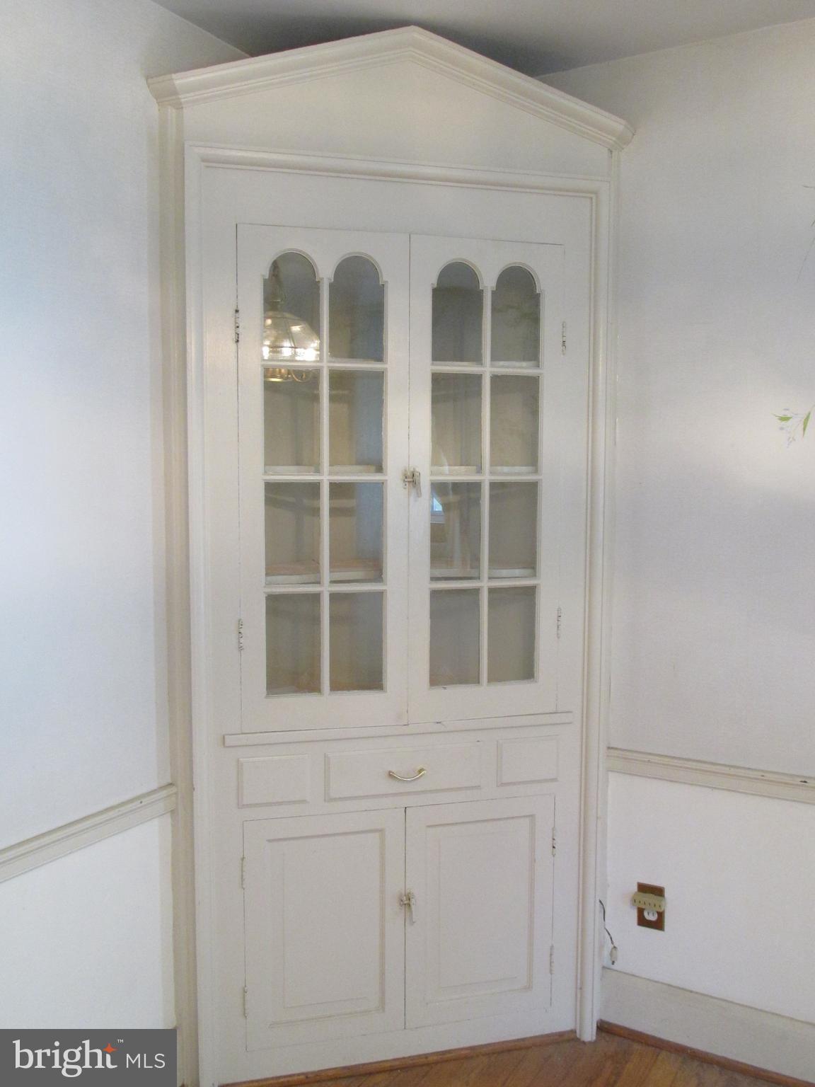 3006 Dunmore Road Baltimore, MD 21222 - Photo 5 of 42 Dining room corner cabinet