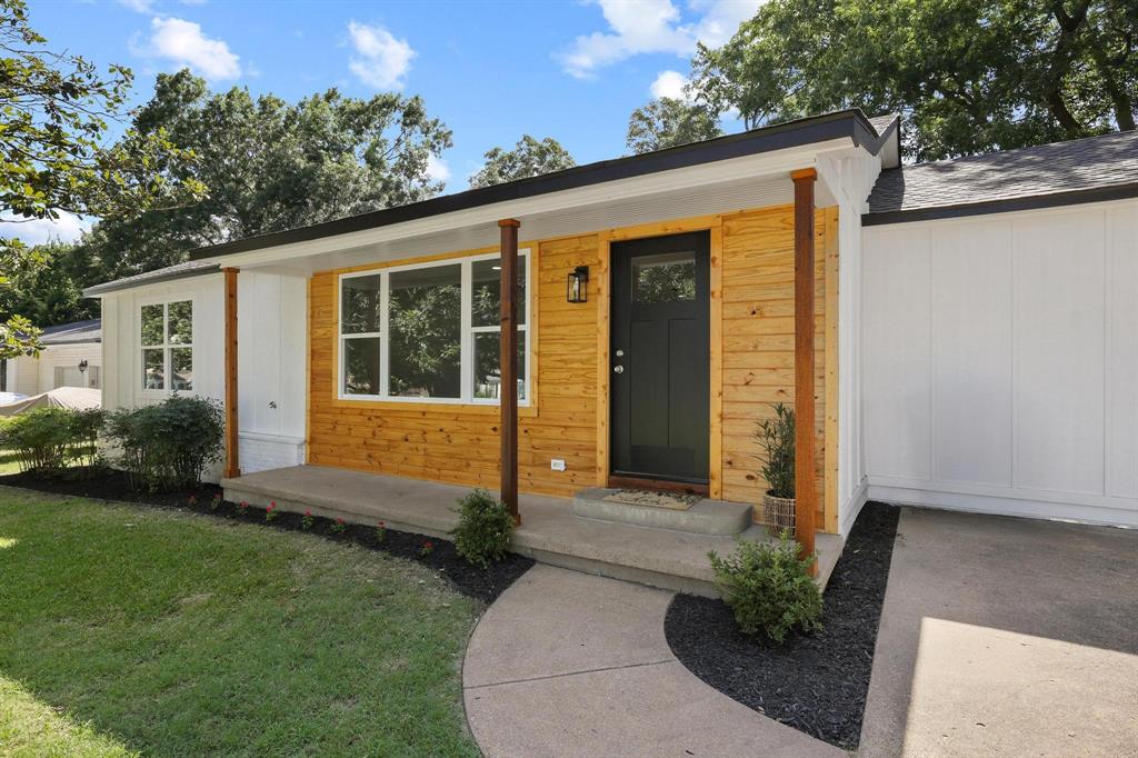 709 Lipscomb Street Bonham, TX 75418 - Photo 1 of 33