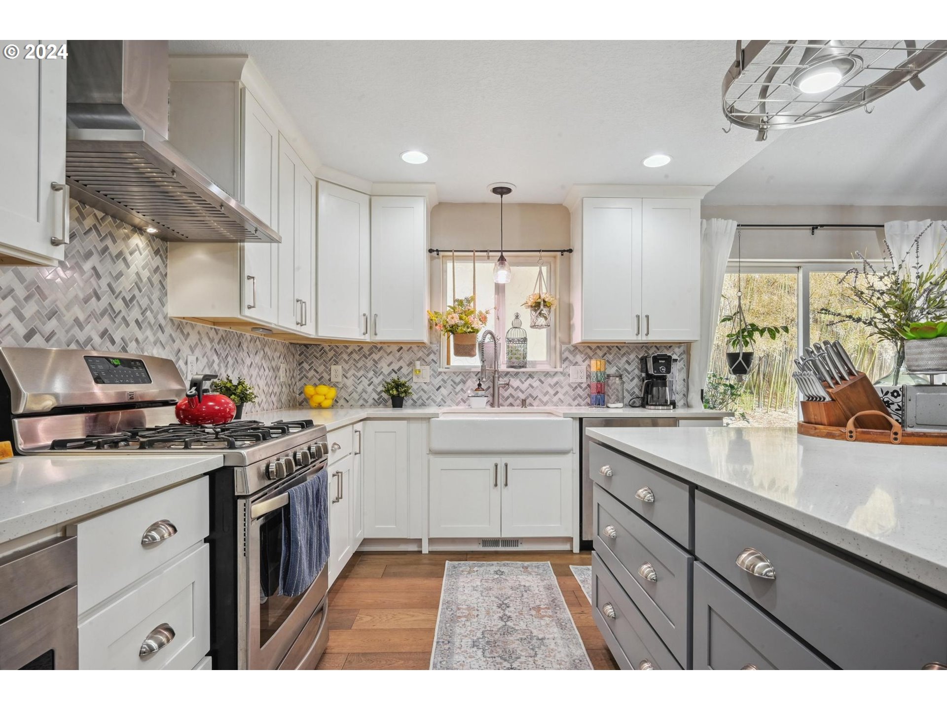 312 Division Street Northeast Silverton, OR 97381 - Photo 15 of 38