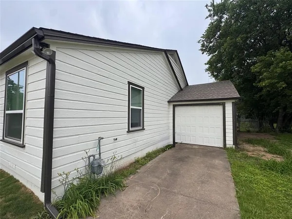 $2,750 | 410 South Hannaford Street, Granbury, TX 76048
