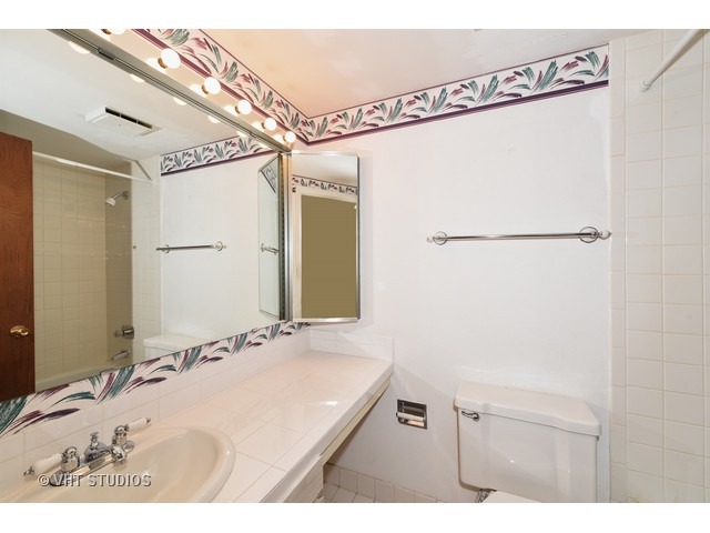 6340 Americana Drive, Unit 1019 Willowbrook, IL 60527 - Photo 11 of 21