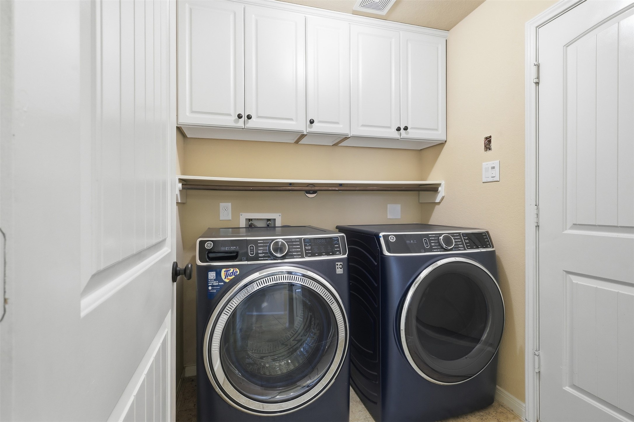 22943 Dale River Road Tomball, TX 77375 - Photo 6 of 29 a utility room with dryer and washer