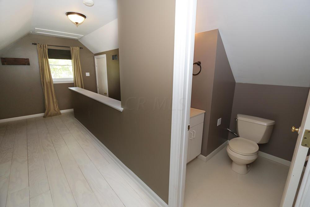 466 Chatham Road Columbus, OH 43214 - Photo 9 of 32