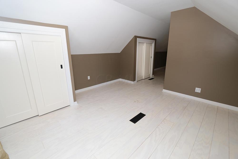 466 Chatham Road Columbus, OH 43214 - Photo 10 of 32