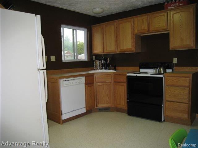 3286 Rockhaven Avenue Rochester, MI 48309 - Photo 5 of 13 Remodeled Kitchen