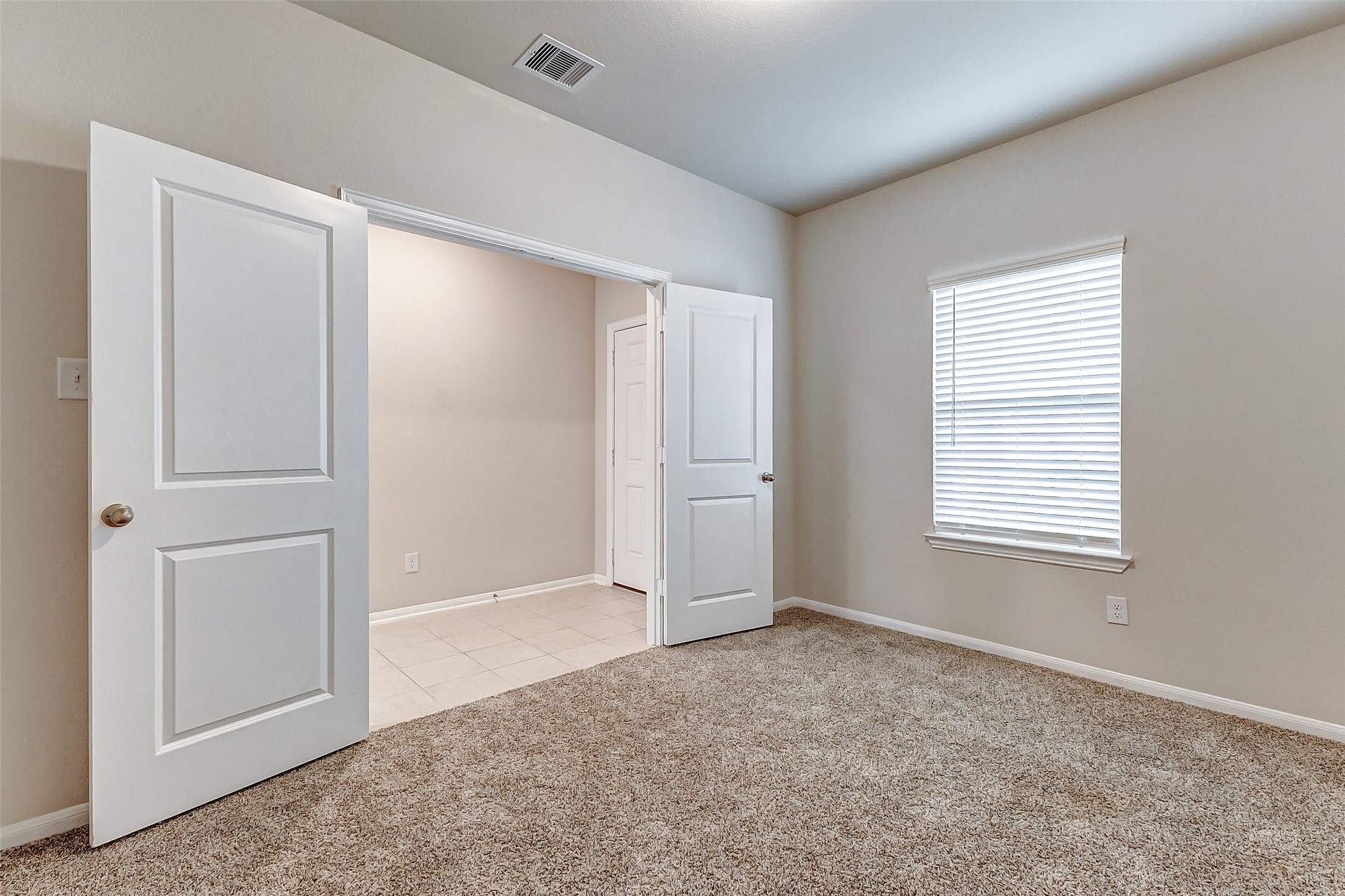 10511 Snowy Ridge Lane Rosharon, TX 77583 - Photo 12 of 32 an empty room with windows and closet